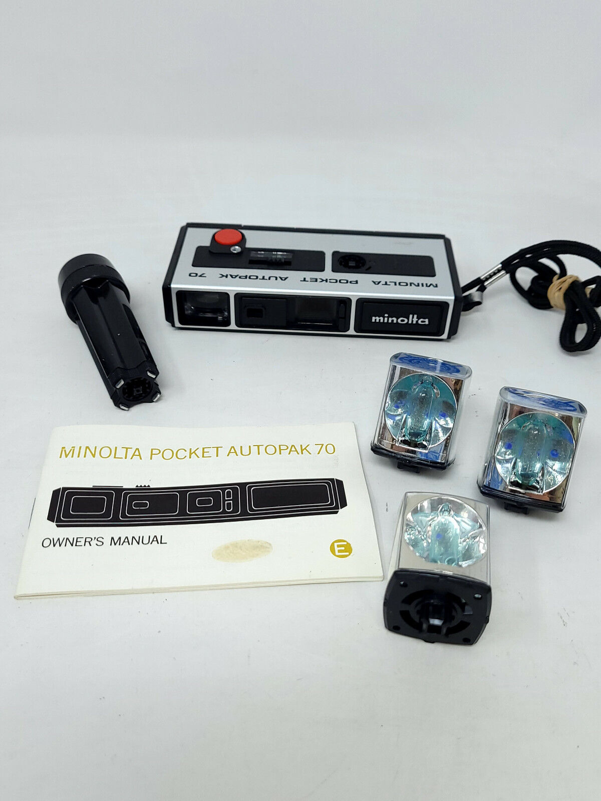 Vintage Minolta pocket autopak 70 - with flash cubes, stand, and manual
