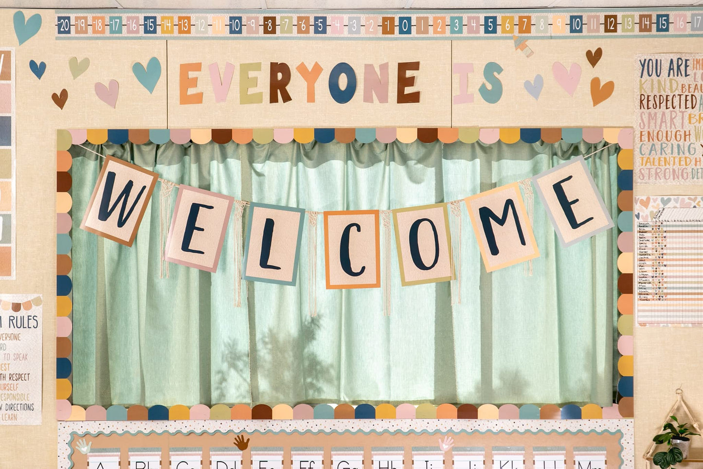 Teacher Created Resources Everyone is Welcome Scalloped Die-Cut Border Trim (TCR7130)