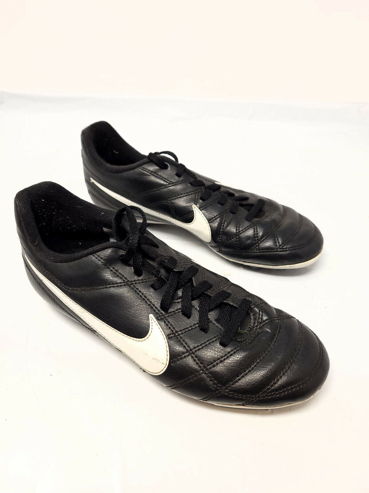 Boys Nike (599072-010) Cleats - Black and white Football -  Size 4.5 - Pre-owned